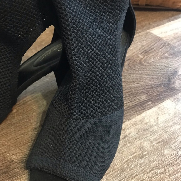 Great transitional black bootie for fall - Picture 2 of 3